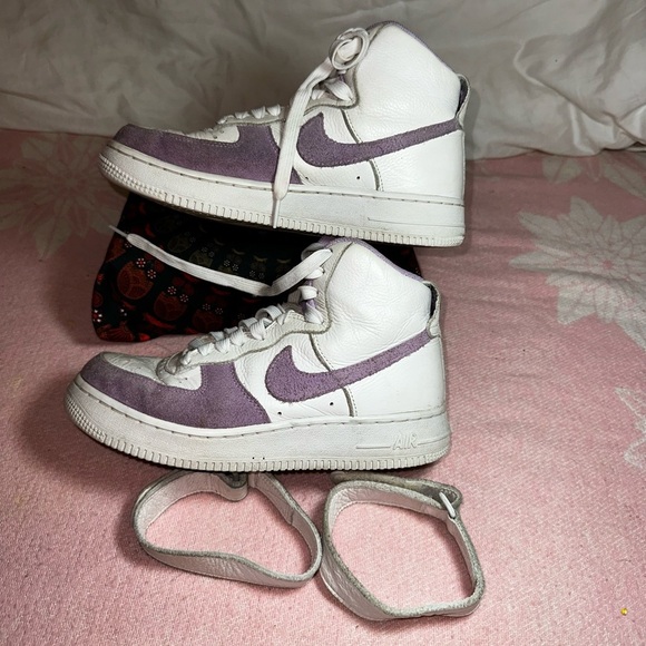 Nike White and Lavender Sneakers - Picture 2 of 8